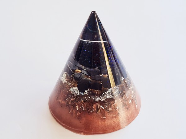 Orgonite cône tourmaline noire couleur rose dorée